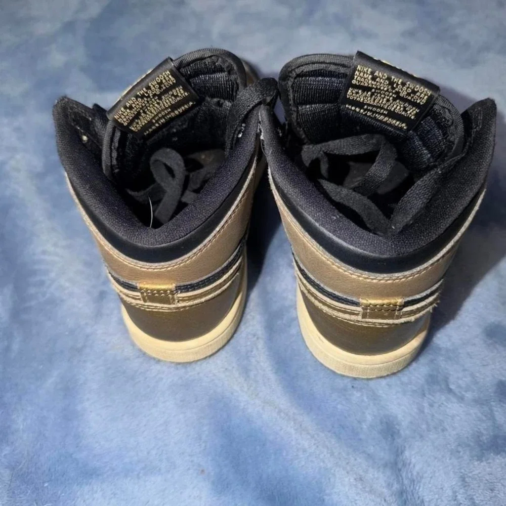 Jordan 1‎ Retro High OG black and gold trainers kids size 13c